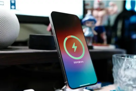 城西苹果15换屏服务分享用什么充电器给iPhone15充电更好 